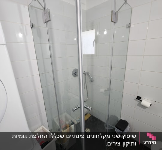 מקלחון זכוכית עם ראש מקלחת ומוצרי רחצה